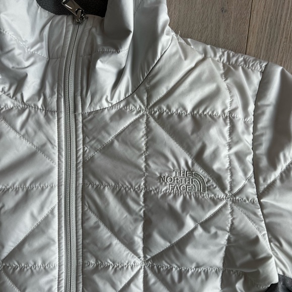 The North Face Women's White and Gray Puffer Jacket - Picture 3 of 5